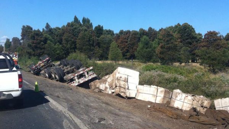 Camión se volcó en ruta que une Los Ángeles con Nacimiento