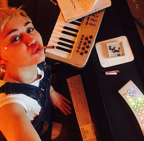 Filtran foto de Miley Cyrus con drogas
