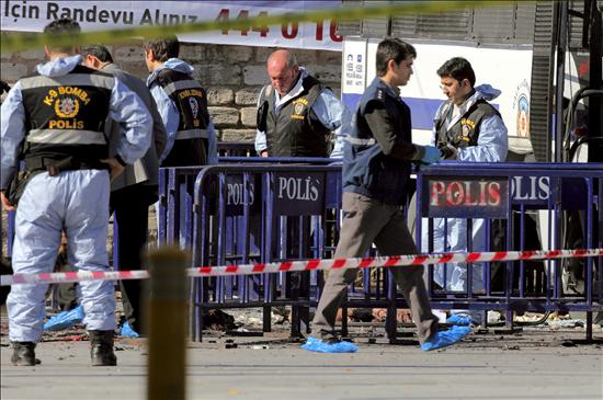 Muere una atacante suicida tras matar a un policía en el centro de Estambul