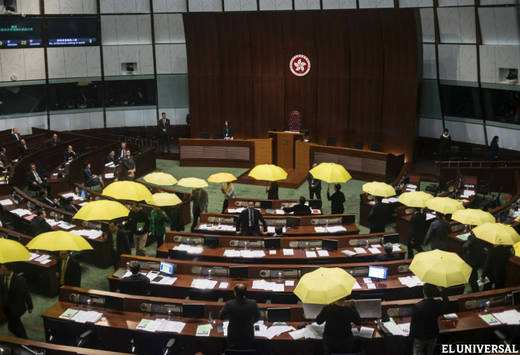 Gobierno de Hong Kong desafía las protestas y prosigue con reformas