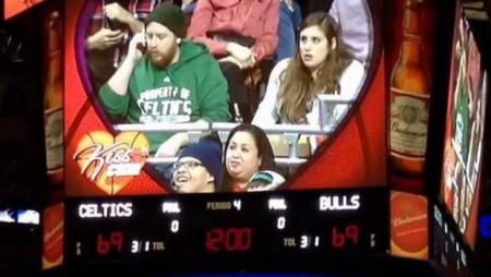 Bien merecido: Novio poco atento captado por la kiss cam fue humillado por la mascota de los “bulls”