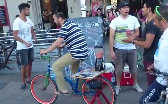 Ciclistas furiosos se lucen con la "baticleta" en plena Plaza Italia