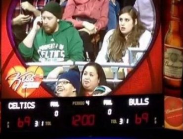 Bien merecido: Novio poco atento captado por la kiss cam fue humillado por la mascota de los “bulls”