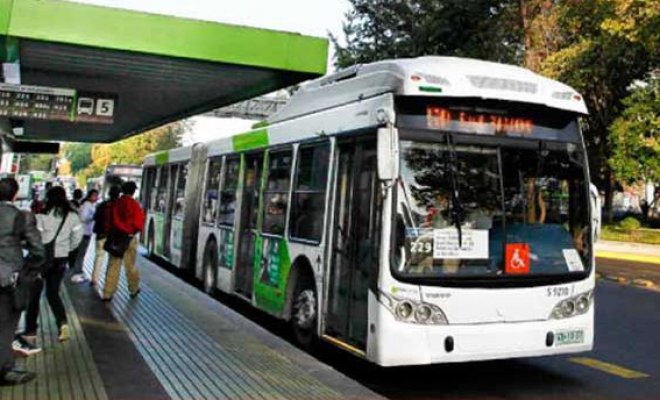 Estudiantes chilenos protestan por alza de tarifa en el transporte público