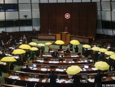 Gobierno de Hong Kong desafía las protestas y prosigue con reformas