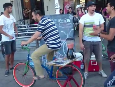 Ciclistas furiosos se lucen con la "baticleta" en plena Plaza Italia