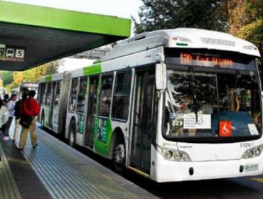 Estudiantes chilenos protestan por alza de tarifa en el transporte público