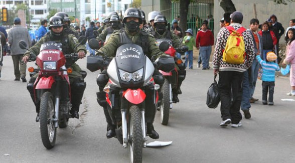 Policía boliviano acusado de morder gravemente en la nariz a político venezolano