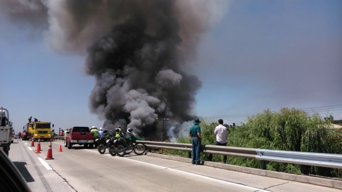 Gran incendio consume depósito de chatarra en Talca