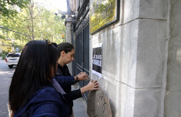 Embajada de Francia en Chile habilitó libro de condolencias