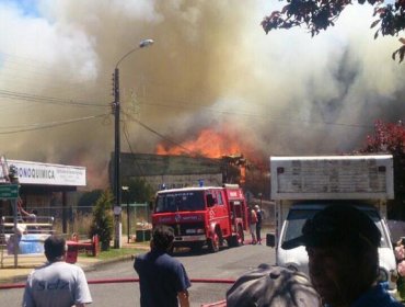 Gigantesco incendio destruye viviendas en la zona de Gorbea