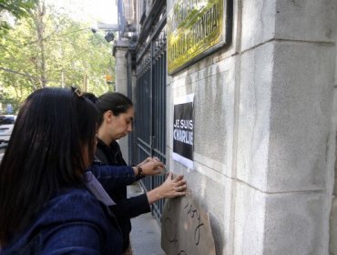 Embajada de Francia en Chile habilitó libro de condolencias