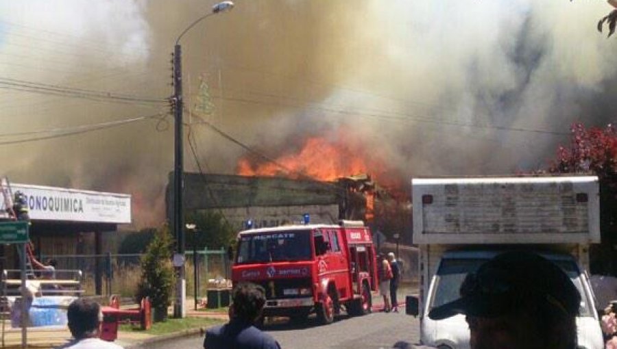 Gigantesco incendio destruye viviendas en la zona de Gorbea