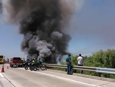 Gran incendio consume depósito de chatarra en Talca