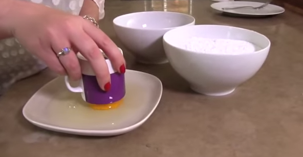 Sujeta una yema con una taza y lo que termina haciendo es algo muy rico, averígualo