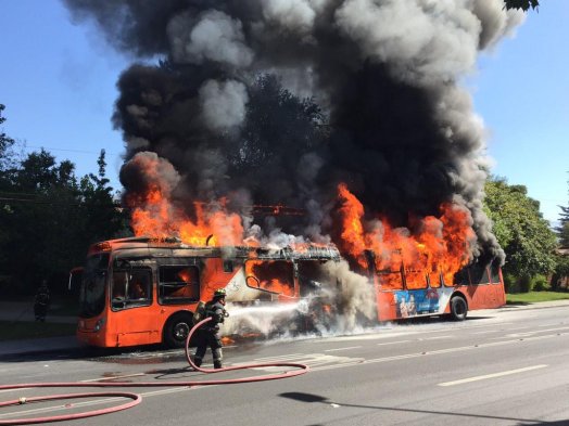 Bus de Transantiago se incendió en Vitacura