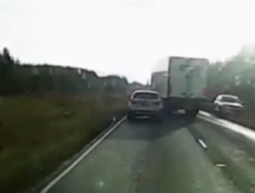 Video: Camionero suicida casi provoca grave accidente múltiple