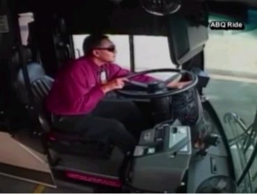 Cámara de seguridad registra violento choque en que el conductor de un bus atraviesa el parabrisas