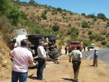 Un lesionado tras volcarse un camión en ruta Lo Orozco