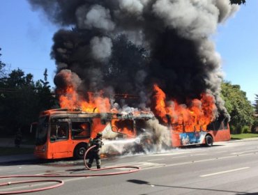 Bus de Transantiago se incendió en Vitacura