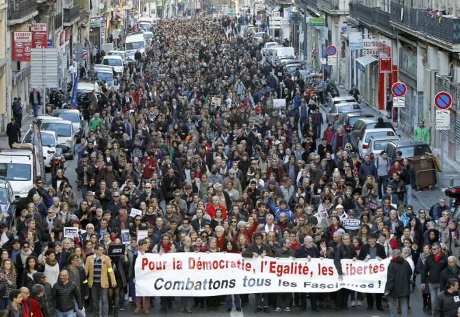 Cientos de miles de personas toman París en defensa de libertad de expresión