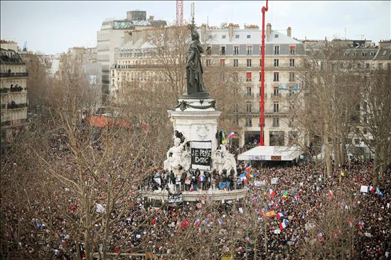 Una manifestación histórica expresa con emoción el dolor de París