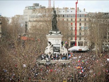 Una manifestación histórica expresa con emoción el dolor de París