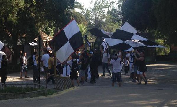 Hinchas albos protestan en La Pintana por construcción del estadio de la 'U'