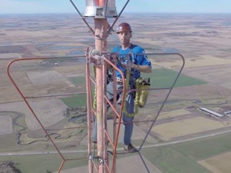 ¿Te atreves? Trabajador sube a una antena de televisión de 400 metros