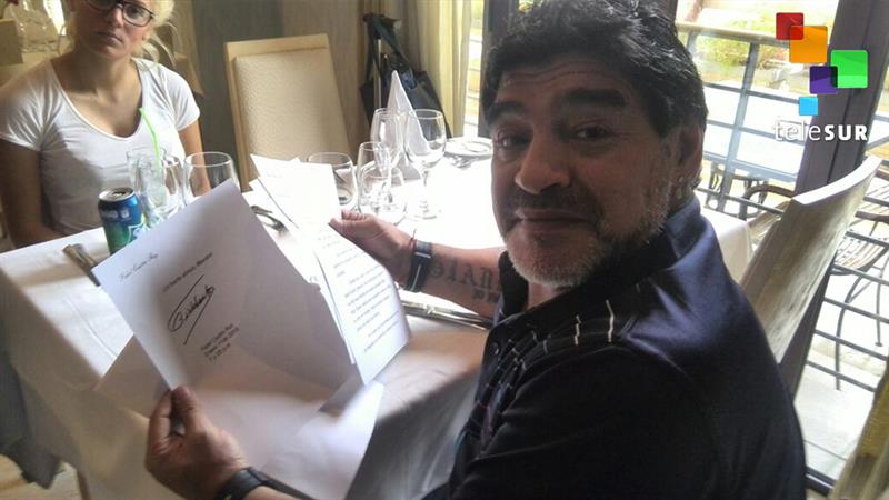 Maradona dice que está "contentísimo" de saber que Fidel Castro está bien