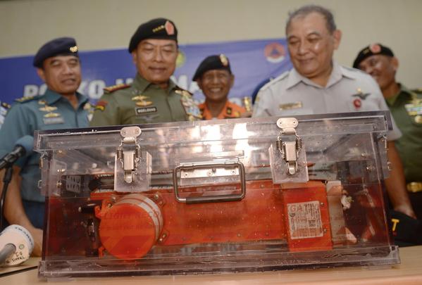 Recuperan la segunda caja negra del avión caído de AirAsia