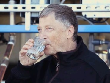 Bill Gates bebe agua potable reciclada de excremento humano