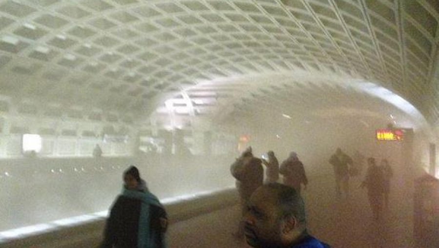 (FOTOS) Presencia de humo en estación de metro en Washington obligó a evacuar a usuarios