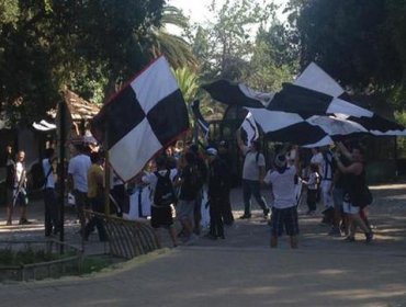 Hinchas albos protestan en La Pintana por construcción del estadio de la 'U'