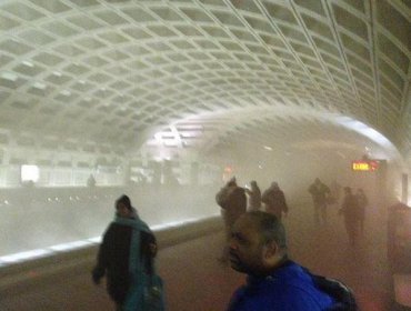 (FOTOS) Presencia de humo en estación de metro en Washington obligó a evacuar a usuarios