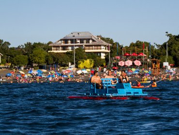 Centenares de turistas disfrutan durante la temporada estival de la Playa Grande de Pucón