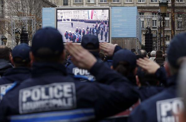 Hollande realiza homenaje a los tres policías fallecidos en los atentados yihadistas