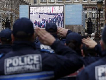 Hollande realiza homenaje a los tres policías fallecidos en los atentados yihadistas