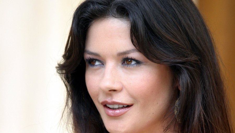 Irreconocible: Catherine Zeta Jones apareció con el rostro transformado