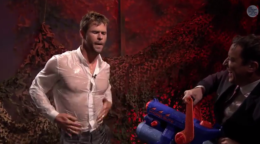 Chris Hemsworth protagoniza sexy guerra de agua