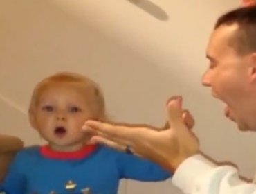 La inocente reacción de este pequeño cuando su papá se “come” un juguete