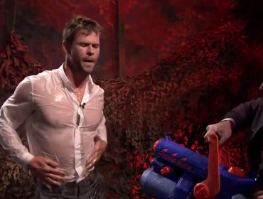 Chris Hemsworth protagoniza sexy guerra de agua