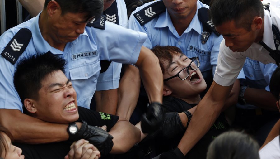 China prosigue su represión por Hong Kong con prolongados arrestos y torturas