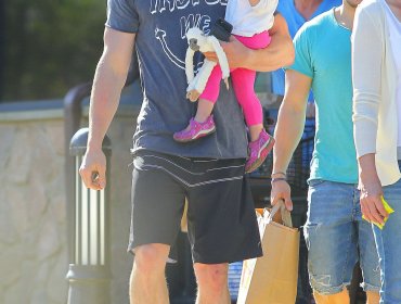 Chris Hemsworth permite que su hija le pinte las uñas y los labios