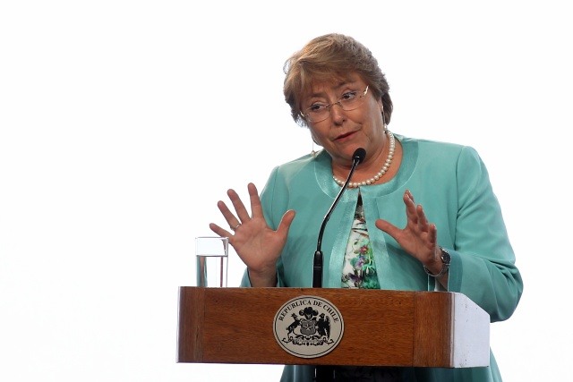 Bachelet dice que el futuro está en el avance de clases medias y vulnerables