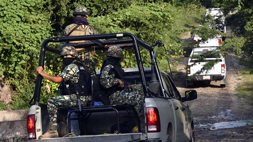 Encuentran más restos humanos en fosas mientras continúa violencia en México