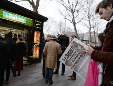 Franceses continúan comprando en masa la actual edición de "Charlie Hebdo"