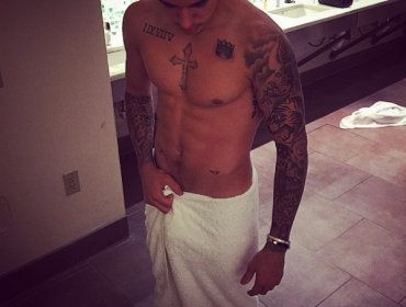 Está histérico: Justin Bieber casi se desnuda en Instagram para desmentir el uso de Photoshop