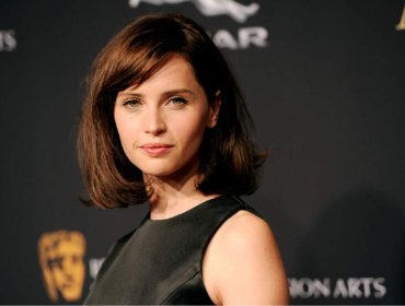 Felicity Jones bebe vino tinto para llorar cuando rueda escenas emotivas