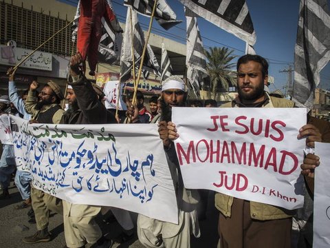 Al menos 2 heridos de bala en protesta en el consulado francés en Pakistán